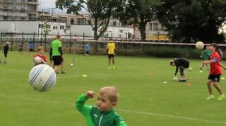 Zum ersten Mal spielte der Sechsjährige Emil Faustball.