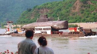 Auch damals schon ein Hingucker: Der Transport des U-Boots auf dem Rhein.