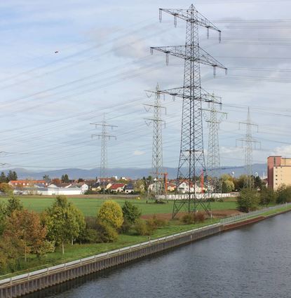 Links befindet sich der Lidl-Markt (weißer Flachbau), weiter rechts (bei den Baukränen) sind die neuen Wohnhäuser der Mozartstraße zu erkennen. Im Bereich zwischen den beiden Gebäuden soll das Gewerbegebiet entstehen.