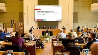 Letztmals hat der scheidende Oberbürgermeister Peter Kurz (vierter v. l. auf dem Podium) nun eine Gemeinderatssitzung geleitet.