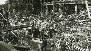Aufräumarbeiten nach der großen Katastrophe: Noch verheerender als fünf Jahre zuvor sind die Auswirkungen der Detonation von 1948 mit 207 Toten.