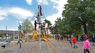 Macht den Kindern offensichtlich großen Spaß: Klettern auf dem neuen Spielplatz im Gemeindepark.