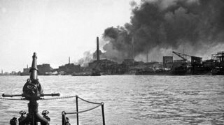 Die riesige Rauchwolke über dem BASF-Werk Ludwigshafen, gesehen vom Mannheimer Feuerlöschboot aus, das Löschwasser ins Werk pumpte.