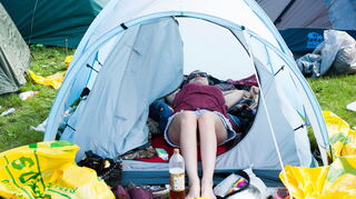 Auf dem Festival herrscht nach zu viel Alkohol oft Katerstimmung. Dann helfen unsere Katertipps, schnell wieder fit zu werden. (Symbolbild)