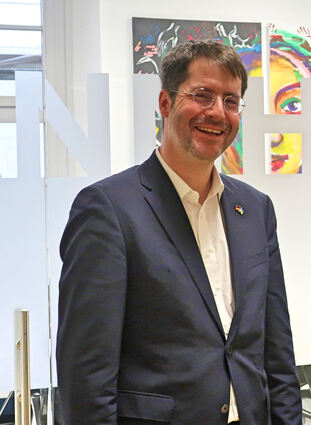 Im Gespräch über kommunale Strukturen: David Linse (l.), Fachbereichsleiter Internationales der Stadt Mannheim, und Modupe Williams, Stadtplaner aus Freetown.