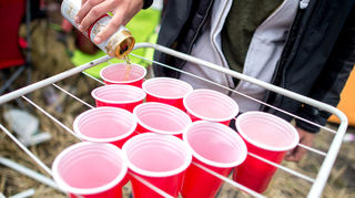 Bierpong ist für viele Festivalbesucher ein Muss, genauso wie Flunkyball. Dabei wird eine Menge Alkohol getrunken – meist Bier. (Symbolbild)