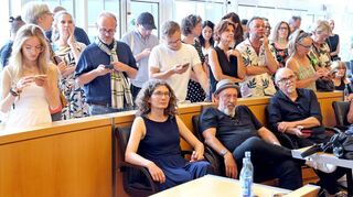 Ein Bild aus vergangenen Tagen: Markus Sprengler (2. v.l. mit Hut) verfolgt mit den Grünen die Präsentation der OB-Wahlergebnisse im Stadthaus.