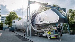 Die 24 Meter lange Versuchsröhre am Campus Ottobrunn/Taufkirchen bei München. Im Vordergrund die Passagierkapsel.
