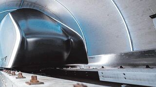 26.07.2023, Bayern, Ottobrunn: Die Hyperloop-Teststrecken-Röhre mit ihrer Transportkabine steht vor Beginn der Eröffnung zur Ansicht offen. Die neue Hyperloop-Teststrecke der Technischen Universität München (TUM) umfasst eine 24 Meter lange Vakuumröhre aus Beton und ein Passagierfahrzeug in Originalgröße - sie ist laut TUM die erste in Europa, die vollständig für den Passagierbetrieb zertifiziert ist. Foto: Peter Kneffel/dpa +++ dpa-Bildfunk +++