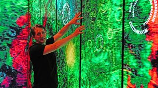 Er erzählt 3000 Jahre Stadtgeschichte auf 30 Metern: der Wormser Künstler Eichfelder in der Ausstellung „Mythos Worms“ vor seiner „Borbetografie“.