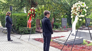 Auf dem Ludwigshafener Hauptfriedhof gedachten OB Jutta Steinruck (hinten) und BASF-Standortleiterin Melanie Maas-Brunner der Opfer.