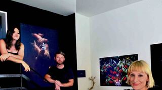 Das „Langer“-Galerieteam Arthur Bauer und Elisa Berdica (l.) mit der Fotografin Anna Ackermann.