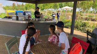Wie entsteht ein gesunder vegetarischer Snack? Das lernen Fünftklässlerinnen der Geschwister-Scholl-Realschule von Koch Johnathan Sternberg.