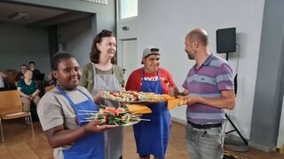 Adja (von links), Carmen Bauer, Emre und Thomas Hornung. Das Catering-Team vom Jugendhaus Schönau bedankt sich für eine Zuwendung vom Bezirksbeirat.