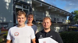 Juniorfahrer Matteo Maurer (v.l.), Ulrike Gliem und Manuel Kern freuen sich über die Unterstützung durch das Land Hessen.