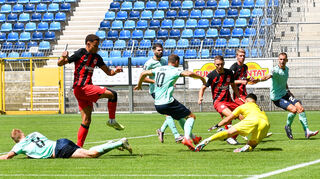 Am Tor von Frankfurts Simon Simoni  beim Spiel, SV Waldhof Mannheim - Eintracht Frankfurt II.