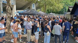 Lange schlangen Bilden sich beim Familienfest an den Versorgungsstellen im Carl-Benz-Stadion. Der Stimmung tut das keinen Abbruch.