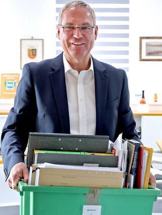Andreas Metz hat seine Kiste gepackt und ist bereit das Büro seinem Nachfolger zu übergeben.