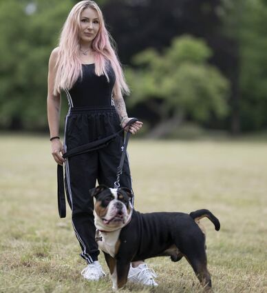 Kate· geht mit ihrem Hund Thor in einem Park in Worms spazieren. Die 32-Jährige ist gelernte Kosmetikerin und arbeitet hauptberuflich als Striptänzerin in einem Frankfurter Club.