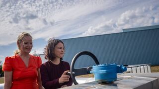 Geothermie auf der Agenda der Bundesregierung: Außenministerin Annalena Baerbock neben Thekla Walker, Umweltministerin in Baden Württemberg, beim Besuch des Geothermie-Projekts mit Lithiumgewinnung der EnBW in Bruchsal.