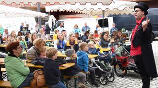 Spaß mit lehrreichem Inhalt: Auf der Viernheimer Sommerbühne beschäftigte sich Zauberer Zappalott mit Mülltonnen und Abfall.