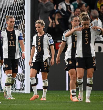 Nach der Last-Minute-Niederlage steht den DFB-Frauen die Enttäuschung in die Gesichter geschrieben.