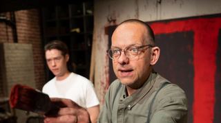 Christian Schulz brilliert bei der letzten Premiere im Zimmertheater als Mark Rothko, der nicht nur seinen Assistenten Ken (Josa Butschkau, links) lange dominiert.