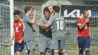 Wallstädter Torjubel zum 1:0: Valentin Wiest (v.l.), Mario Geggus, Torschütze Pascal Eckert und Sebastian Baßler.