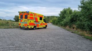 Mehrere Feuerwehren und der Rettungsdienst waren im Einsatz, um am Sonntagabend insgesamt 12 Personen von einer brennenden Yacht zu retten.