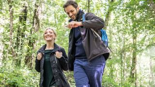 Eine Wanderung lässt sich besser genießen, wenn der Rucksack nicht zu schwer ist.