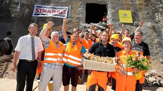 Es ist geschafft: Bürgermeister Hansjörg Höfer (l.) und seine Ehefrau Birgit Ibach-Höfer (2. v. r.) als Tunnelpatin am 1. August 2013 mit ihren „Patenkindern“, den Mineuren des Tunnelbaus.