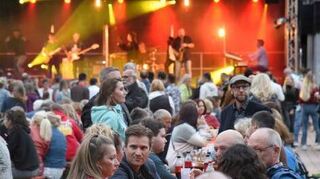 Das Sommerfest am See ist seit Tagen ausverkauft.
