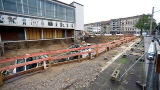 Hier entstehen unterirdische Werkstätten für das Nationaltheater: die Grube Richtung Friedrichsring.