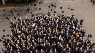 Sie ließen die Hüte fliegen: Absolventinnen und Absolventen der BWL-Fakultät der Uni Mannheim feierten ihren Abschluss.