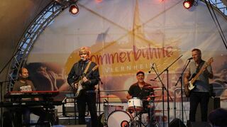 Alex Auer brachte mit seiner Band die Sommerbühne auf dem Rovigo-Platz wieder in Bewegung.