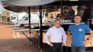 Erster Vorsitzender Frank Schneider (l.) und Alessandro Beez, Vorsitzender des Wirtschaftsausschusses, auf dem kleinen Rummelplatz.