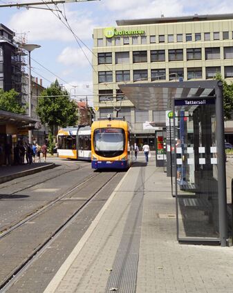 Blick in die Haltestelle Tattersall (im Hintergrund der Kaiserring). Bezirksbeiräte wünschen sich, dass der Tattersall ebenfalls neu gestaltet wird.