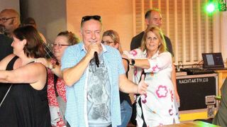 Der Viernheimer Alpenrocker Gerhard „Holiday“ Schneider (M.) sorgte mit Songs aus dem Ballermann-Sortiment am Samstagabend für gute Stimmung.