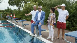 Landrat Christian Engelhardt (sitzend) mit Bürgermeisterin Bärbel Schader und den Schwimmmeistern Hans-Jürgen Bergmann (l.) und Leonid Kardasch.