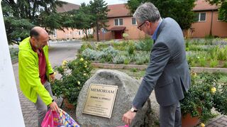 Michael Schnellbach (l.) und OB Peter Kurz enthüllen die Gedenktafel auf dem Granitstein auf dem Spinelli-Platz in Feudenheim.