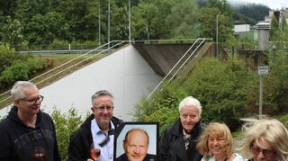 Anstoßen auf einen Erfolg: Thomas Höhr (v. l.), Frank Röger, Evelyn Riehl, Ursula Weidner, Margit Höhr – und in der Mitte das Bild von Peter Riehl.