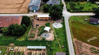 Das Gelände des Wiesenkindergartens in Edingen: In der oberen Bildmitte ist der Bauwagen zu sehen, der Rückzugsmöglichkeiten bietet.