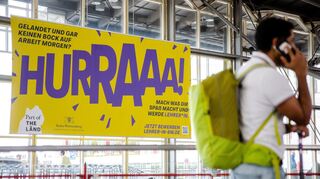 Ein Werbeplakat für den Beruf des Lehrers hängt am Flughafen in Stuttgart. Die Landesvorsitzende des Realschullehrerverbandes in Baden-Württemberg hält das Plakat für unangemessen. (Zu dpa "«Keinen Bock auf Arbeit morgen?» - Lehrer empört über Werbekampagne") +++ dpa-Bildfunk +++