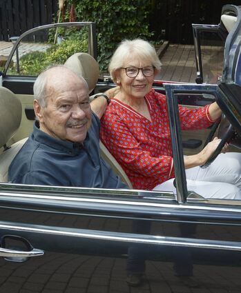 Irene und Klaus Schlappner in einem VW-Käfer, den der Trainer seiner Frau zum 25. Hochzeitstag schenkte.