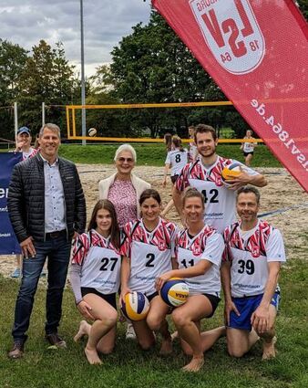 Jungbunzlauer hat der LSV neue Volleyballtrikots gestiftet.