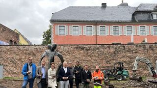 Baustelle Garangoplatz in Ladenburg: Erhard Schollenberger (v.l.), Bürgermeister Stefan Schmutz, Iris Lipowsky, Herbert Felbek, Max Keller und die Erda-Mitarbeiter Sven Ding, Phillip Kapelakis und Jonathan Gerlach.