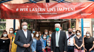 Unvergleichliche Herausforderung: Corona überlagerte lange fast alles. Hier ist Ministerpräsident Kretschmann zu Besuch.