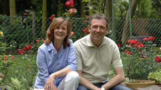 Der private Peter Kurz: 2007 mit seiner Frau Daniela Franz im Garten.