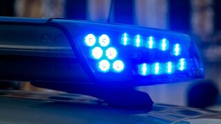 Ein Blaulicht der Polizei leuchtet auf. (Symbolbild)