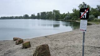 Die Zäune sind weg – die Sonne aber auch. Am Bobenheim-Roxheimer Silbersee darf wieder geschwommen werden.